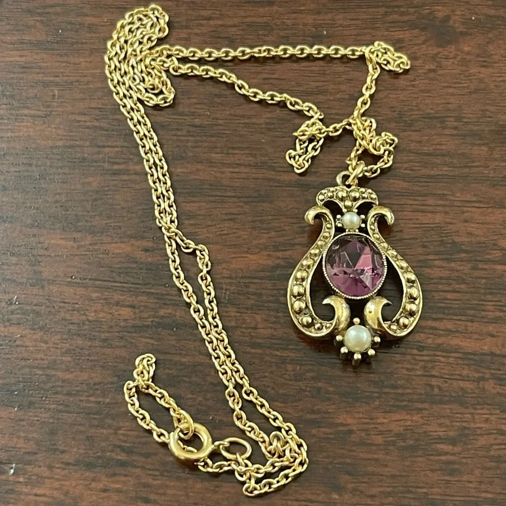 Antique style crystal glass amethyst faux pearl gold tone Avon pendant and chain - Picture 3 of 7